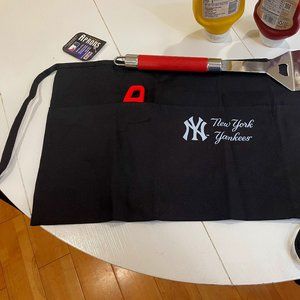 NEW YORK YANKEES GRILLING APRON-NWT- RETAIL $30